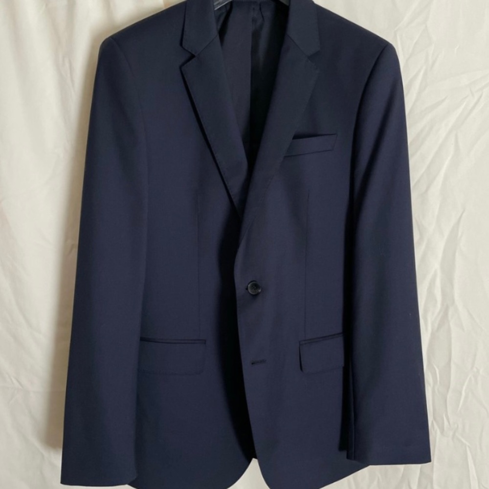Men’s HUGO BOSS Suit (NEW)